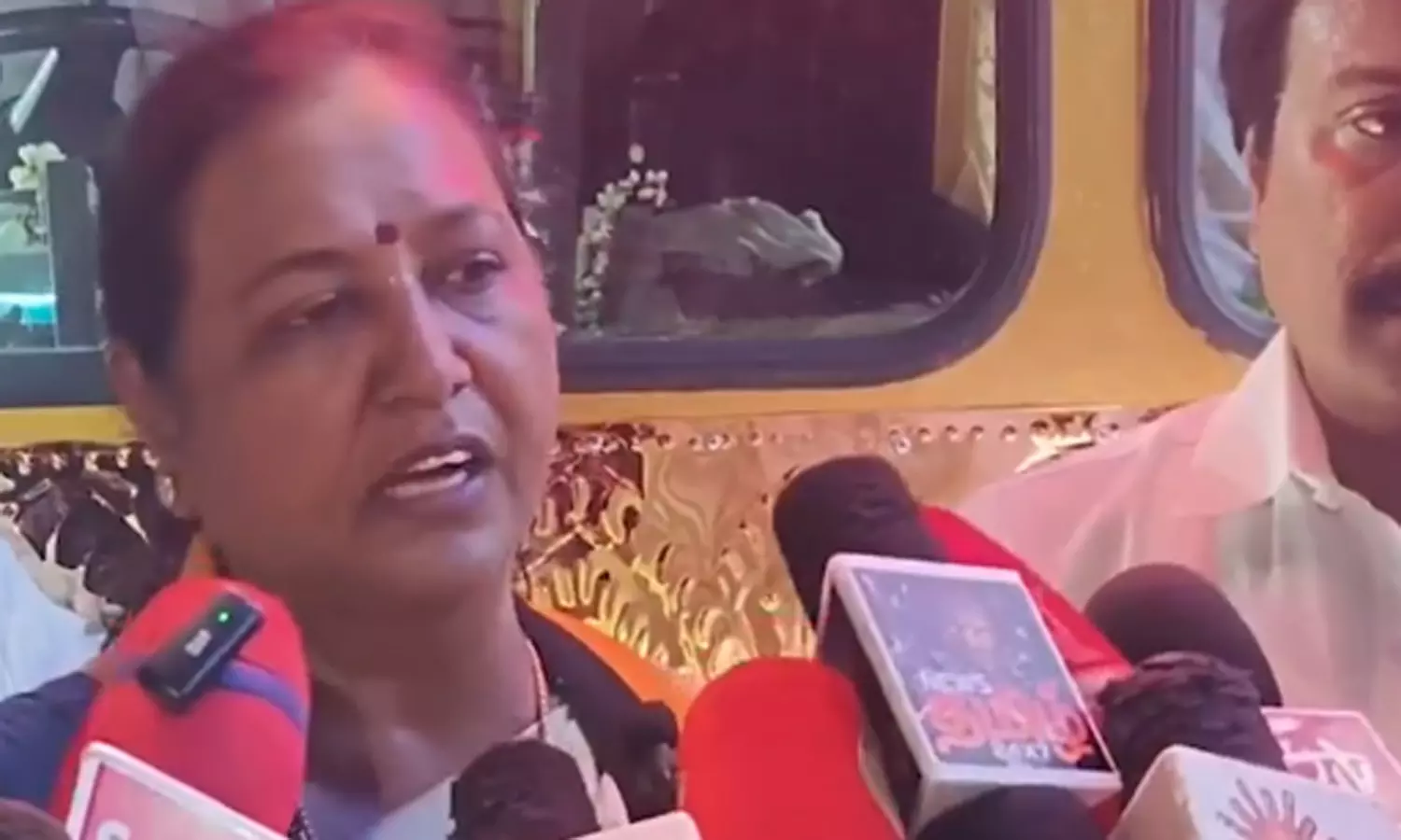 அதை விஜய் கிட்ட தான் கேட்கணும்…! கேப்டன் கூட யாரையும் கம்பேர் பண்ணாதீங்க…. தேமுதிக பொதுச்செயலாளர் பிரேமலதா விஜயகாந்த் காட்டம்….!!