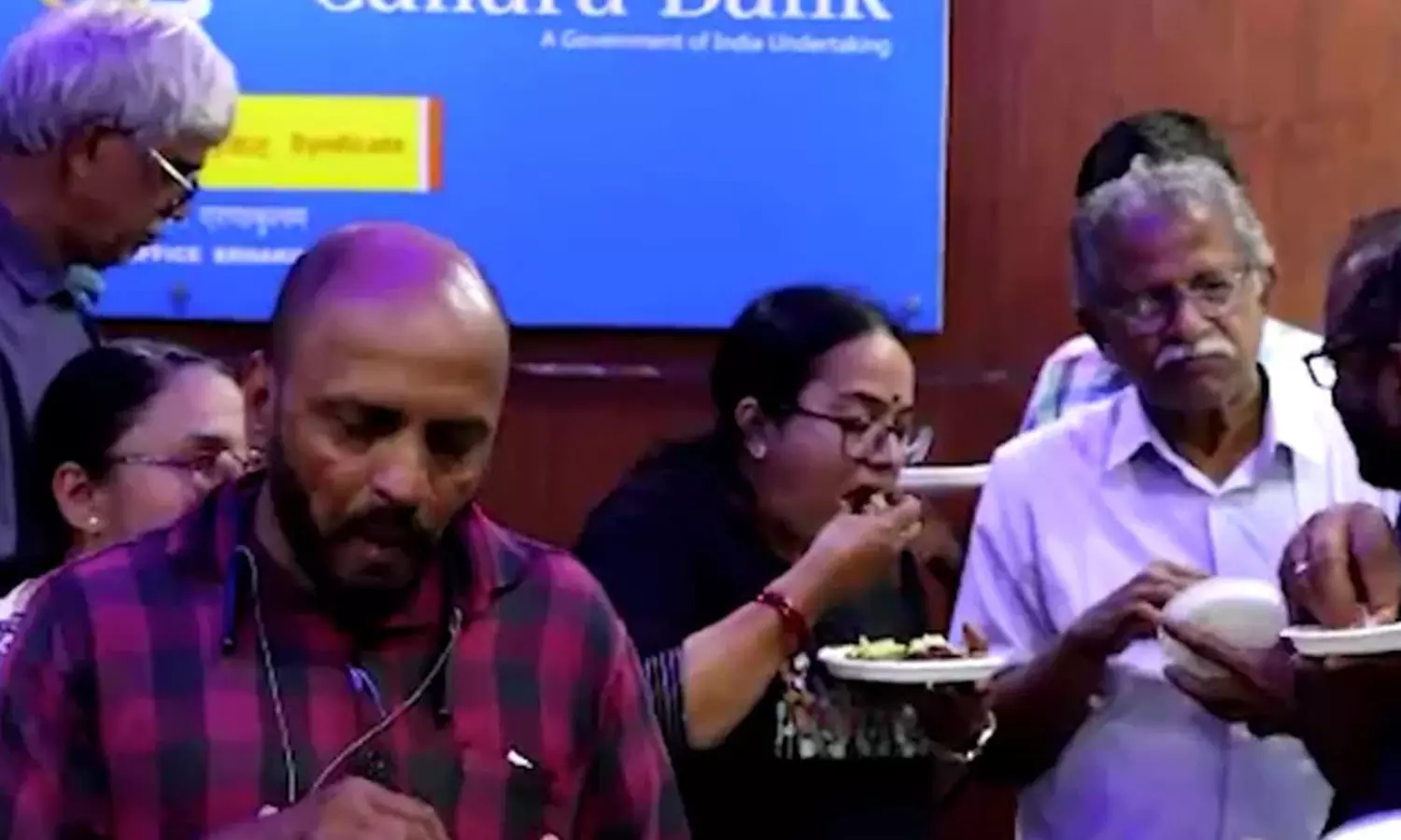 வங்கியில் மாட்டிறைச்சி தடை விதித்த மேனேஜர்…”மாட்டிறைச்சி திருவிழா” நடத்திய ஊழியர்கள் … பரபரப்பு சம்பவம்…!!!!