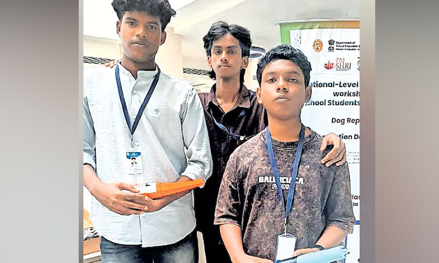 தெரு நாய்களை விரட்டும் “மந்திர கோல்”… அசத்திய இந்திய மாணவர்கள்… தேசிய அங்கீகாரம் பெற்ற அற்புதமான கண்டுபிடிப்பு….!!!!!