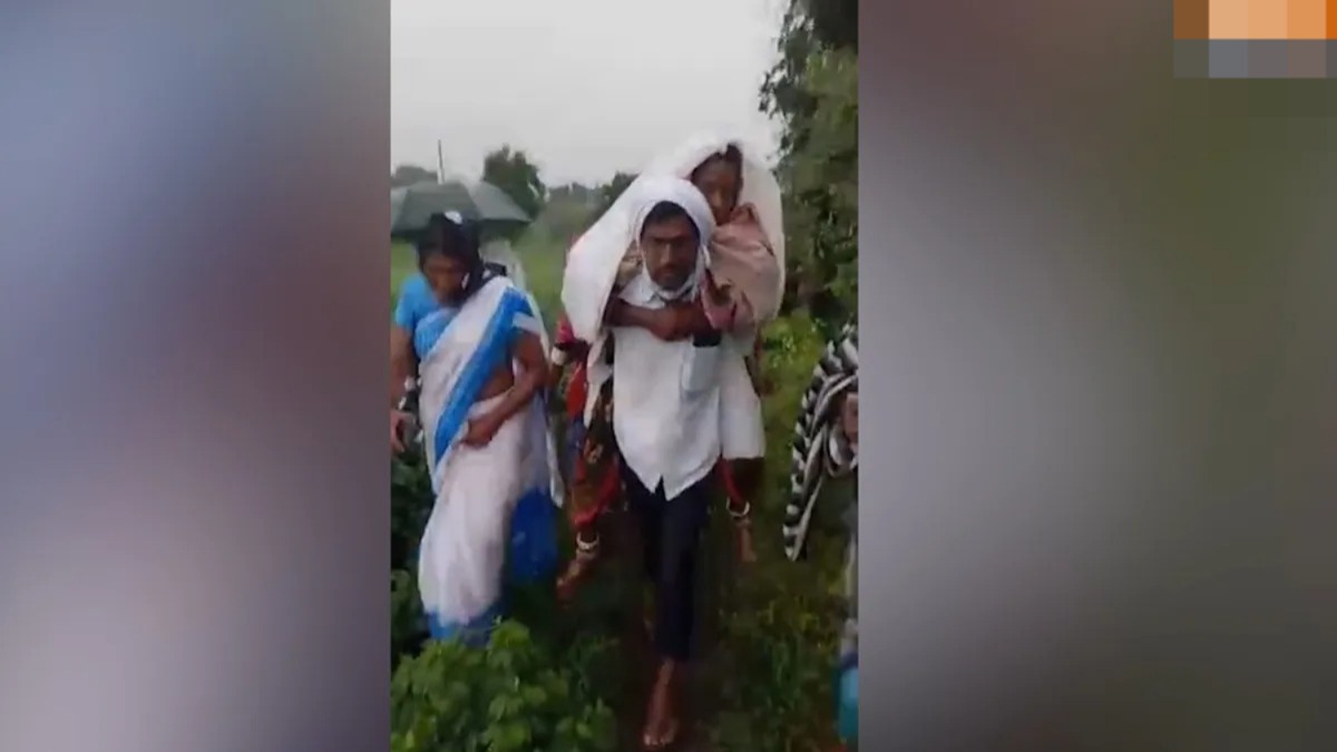 “பிரசவ வலியில் துடித்த நிறைமாத கர்ப்பிணி”… தோளில் சுமந்து கொண்டே ஓடிய கிராம மக்கள்… பாதியில் பிறந்த குழந்தை… வைரலாகும் அதிர்ச்சி வீடியோ..!!!