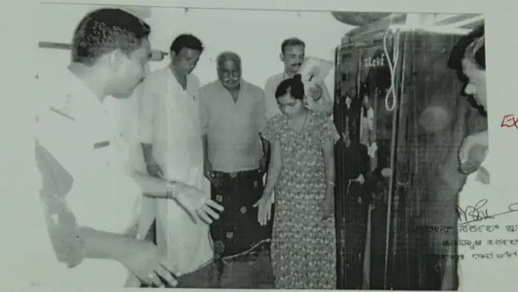 “10 வருஷ ரகசியம்”… பூஜை அறையில் தந்தையின் பிணம்… 19 வயதில் உண்மையை சொன்ன மகள்… கள்ளக்காதலால் சீரழிந்த தாய்… நீதி கிடைத்த நாளில் பெண் உயிரோடு இல்லை.. வேதனை சம்பவம்…!!!!