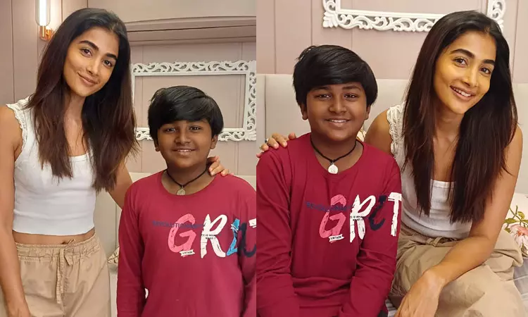 “என்ன காரணத்துக்குன்னே தெரியாம எனக்கு அவங்கள ரொம்பவே பிடிக்கும்”… பூஜா ஹெக்டேவுடன் எடுத்த செல்பி புகைப்படங்களை வெளியிட்ட டூரிஸ்ட் ஃபேமிலி கமலேஷ்… உணர்ச்சிவசமான பதிவு..!!