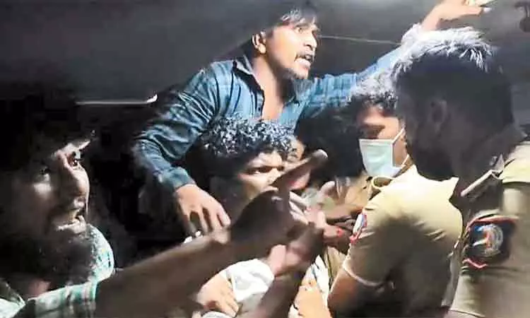 தமிழகமே அதிர்ச்சி..!! போலீஸ் வேனில் வைத்து தகாத வார்த்தைகளால் திட்டிய ரவுடிகள்… போலீஸ்காரர்கள் மீது தாக்குதல்… வைரலாகும் வீடியோ…!!!