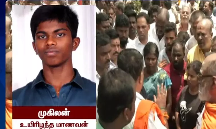 பரபரப்பு…! பள்ளி கிணற்றில் மாணவனின் சடலம் மீட்பு…! நீண்ட போராட்டத்திற்கு பிறகு உடலை வாங்க சம்மதித்த பெற்றோர்…. நீடிக்கும் பதற்றம்….!!
