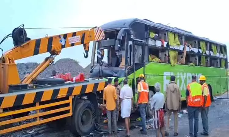 Breaking: காலைலயே அதிர்ச்சி..! ஆம்னி பேருந்து கவிழ்ந்து பயங்கர விபத்து… 15 பேர் படுகாயம்.. திருப்பத்தூரில் பரபரப்பு…!!!