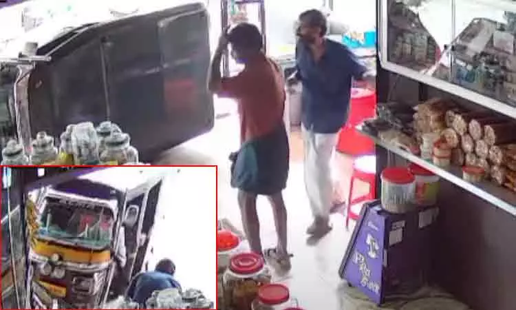 OMG.! கட்டுப்பாட்டை இழந்த ஆட்டோ… திடீரென பேக்கரி கடைக்குள் நுழைந்து.. பதறிப்போன ஓட்டுனர் உரிமையாளர்… வைரலாகும் அதிர்ச்சி வீடியோ..!!