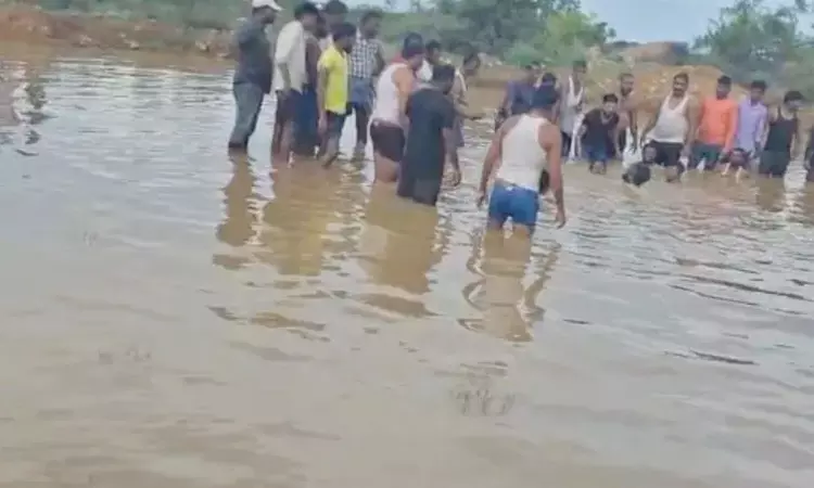 அடக்கொடுமையே… பள்ளி முடிந்த பிறகு குட்டைக்கு சென்று குளித்த மாணவர்கள்… நீரில் மூழ்கி 6 பேர் பலி.. அதிர்ச்சி சம்பவம்….!!