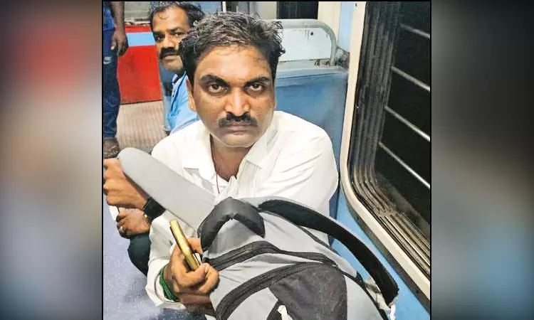எக்ஸ்பிரஸ் ரயிலில் TTR போல நடித்து பயணிகளிடம் பணம் பறிக்க முயன்ற நபர்… சிக்கியது எப்படி?… பரபரப்பு சம்பவம்…!!!