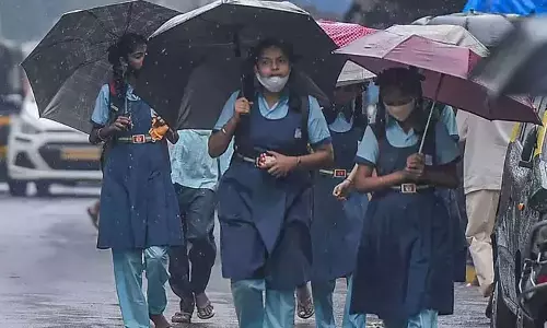 தமிழகத்திற்கு ரெட் அலர்ட்…!! இன்று இங்கெல்லாம் பள்ளி, கல்லூரிகளுக்கு விடுமுறை… உங்க ஏரியா இருக்கான்னு உடனே பாருங்க..!!