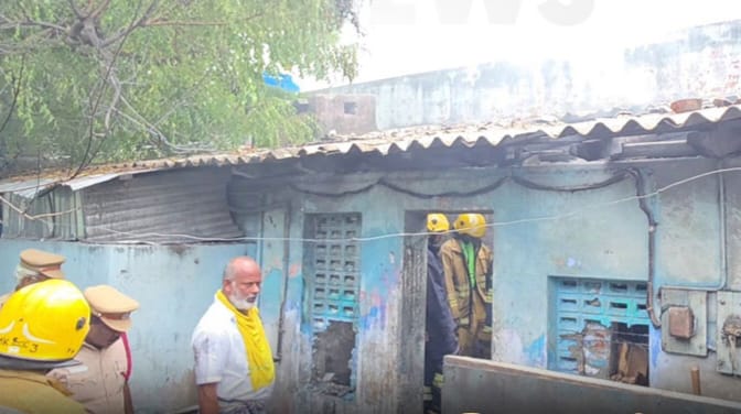 Breaking: வீட்டில் பட்டாசு தயாரிப்பு… திடீரென பயங்கர சத்தத்துடன் வெடித்து சிதறி… 2 பெண்கள் உட்பட 3 பேர் உடல் சிதறி பலி… விருதுநகரில் பரபரப்பு…!!!!