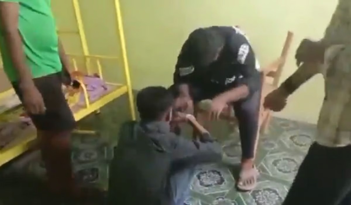 அண்ணா.‌! என்னை விட்டுருங்க… கதறி அழுத சிறுவன்… கொடூரமாக தாக்கி மின்சாரம் பாய்ச்சிய சீனியர்கள்… உச்சகட்ட ராகிங் கொடுமை… பதை பதைக்க வைக்கும் வீடியோ…!!!!
