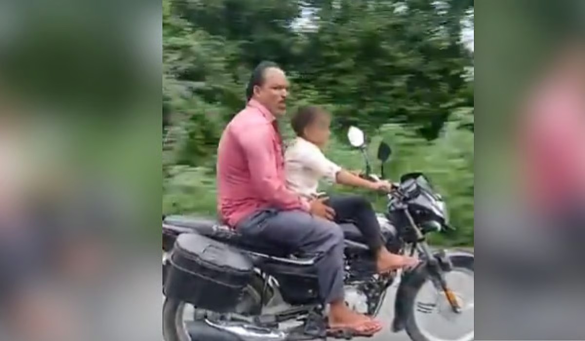 7 வயசு தான் ஆகுது..! நடு ரோட்டில் வாகன ஓட்டிகள் அனைவரும் உறைந்து போன தருணம்… சிறுவனை கட்டாயப்படுத்தி பைக் ஓட்ட வைத்து… வைரலாகும் அதிர்ச்சி வீடியோ..!!!