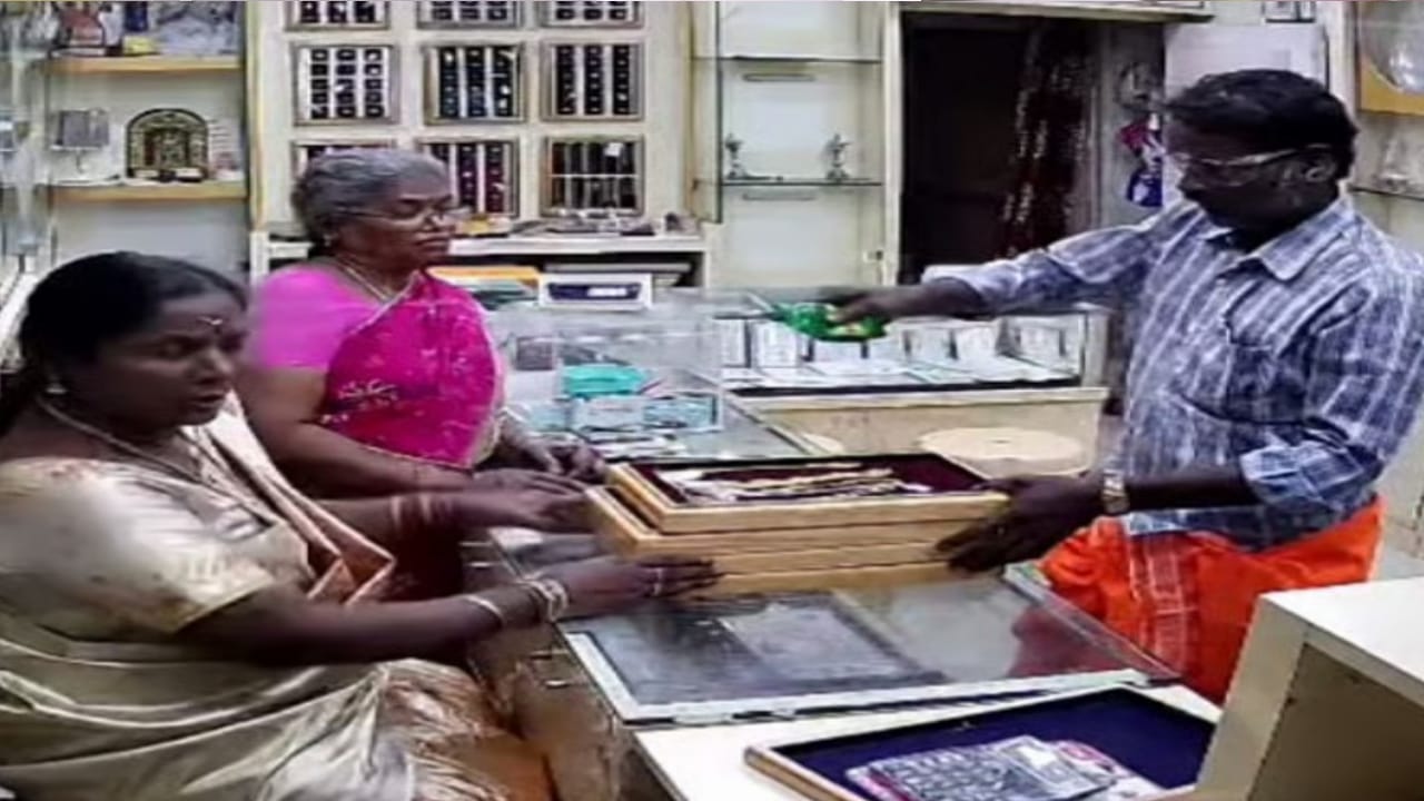 ஆத்தூர் அதிர்ச்சி வீடியோ..!!! ஆசிட் வீசி, துப்பாக்கியால் மிரட்டி 80 பவுன் நகை கொள்ளை முயற்சி! நகைக்கடையில் நடந்த செம்ம ட்விஸ்ட்!