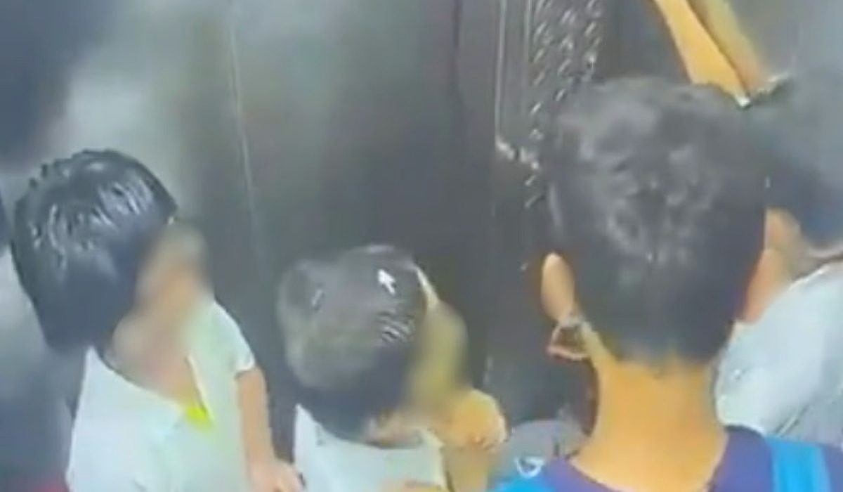 திக் திக்… 20 நிமிடங்கள்….! “உயிர் பயத்தில் உறைந்து போன குழந்தைகள்”… லிப்ட்டுக்குள் வைத்து கதறி அழுது… பதற வைக்கும் வீடியோ .!!!!