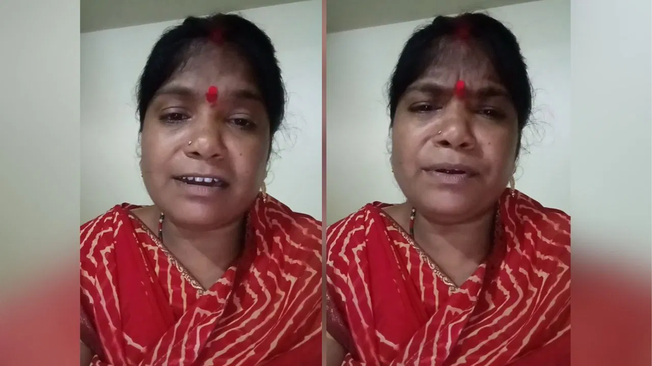 அடடே… சுருதி, பல்லவி எல்லாம் எவ்ளோ அழகா பாடுறாங்க… ஹிந்தி பாடலை ஒரிஜினல் பாடல் போல பாடி அசத்திய பெண்… வைரலாகும் வீடியோ…!!!