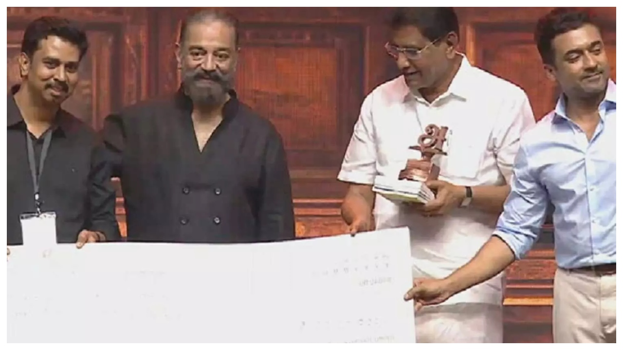 நடிகர் சூர்யா ஜோதிகாவின் அகரம் அறக்கட்டளை… 15-வது ஆண்டு விழாவில் நன்கொடை வழங்கிய இயக்குனர் ஞானவேல் ராஜா…!!