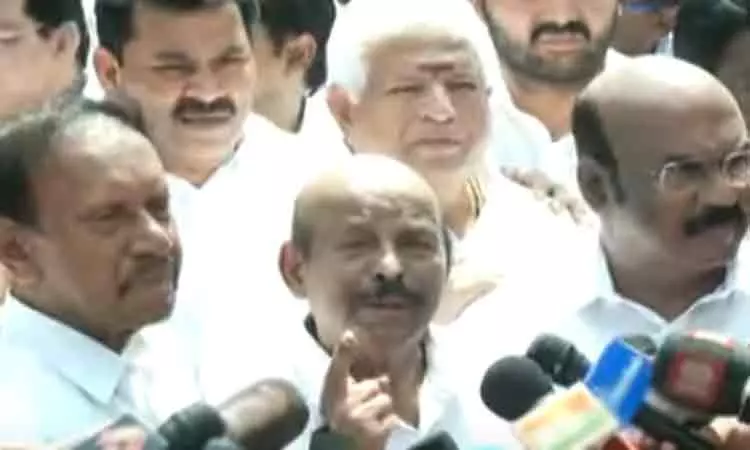 அப்பா போட்டோவுக்கு அருகிலேயே கருணாநிதி…? திமுகவுடன் கள்ள உறவில் இருக்கும் ஓபிஎஸ்… “தன் தலையில் மண்ணை வாரி….” போட்டு தாக்கிய அதிமுக முன்னாள் அமைச்சர்…!!