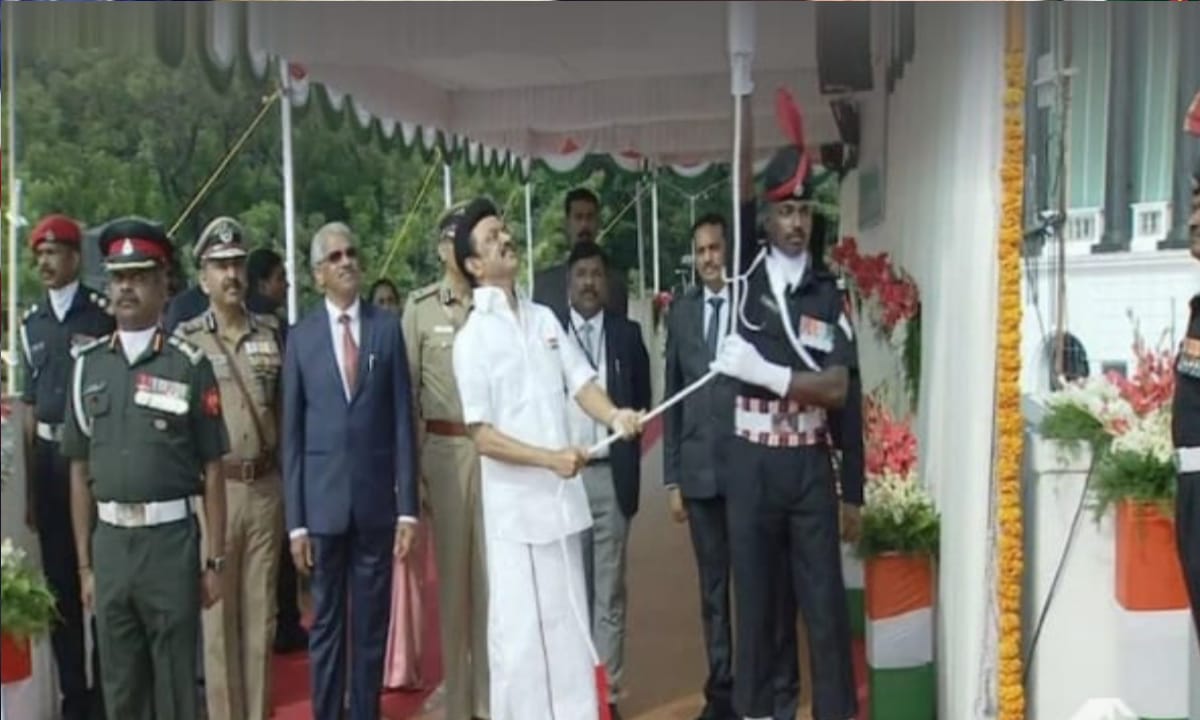 Breaking: 79வது ஆண்டு சுதந்திர தினம்…. தேசிய கொடியை ஏற்றி  வைத்த முதலமைச்சர் மு.க ஸ்டாலின்…!!