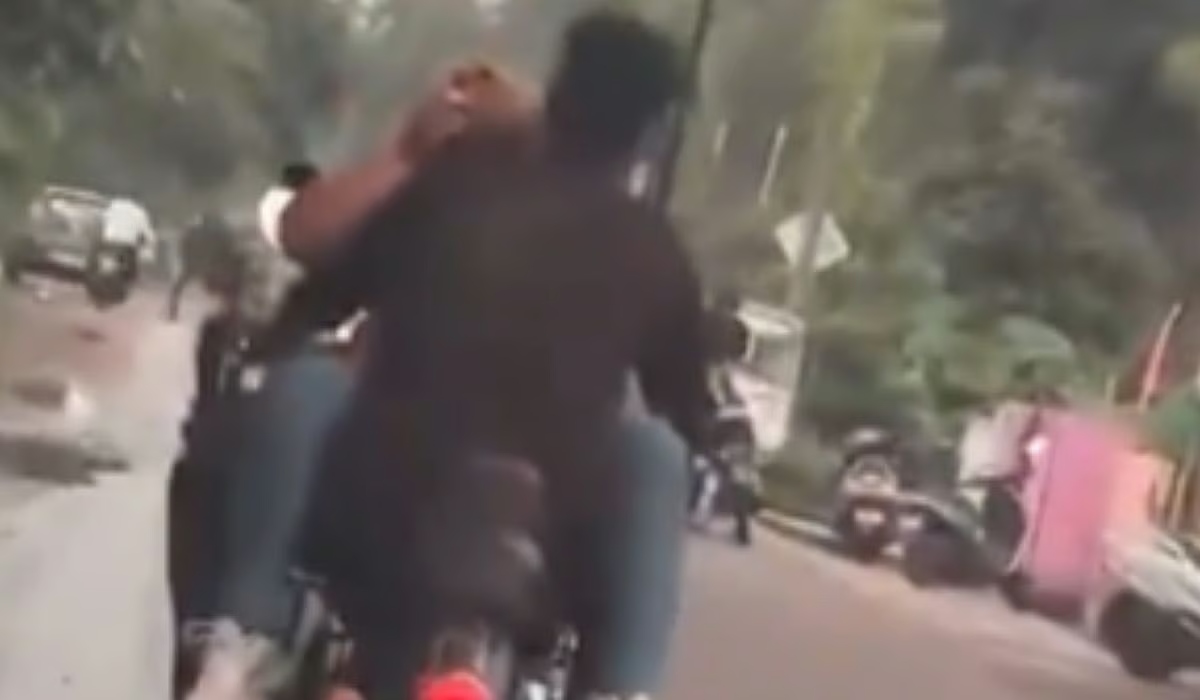 அடச்சீ..! வெட்க்கமே இல்லையா…?  பட்டப் பகலில் நடு ரோட்டில் பைக் பெட்ரோல் டேங்கில்… காதலனை கட்டிப்பிடித்து… இளம் பெண்ணின் முகம் சுளிக்க வைக்கும் செயல்.. அதிர்ச்சி வீடியோ.!!