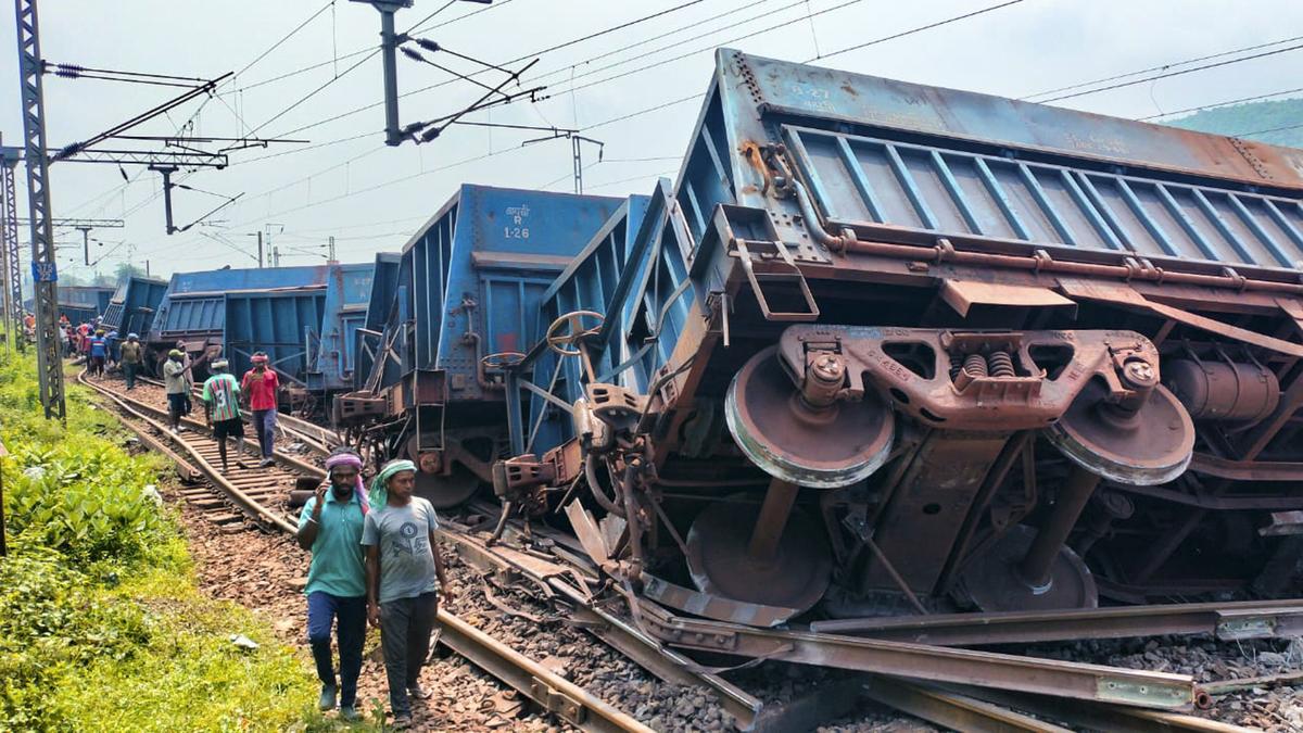 Breaking: மீண்டும் அதிர்ச்சி… சரக்கு ரயில் தடம் புரண்டு பயங்கர விபத்து… மீட்பு பணிகள் தீவிரம்..!!!
