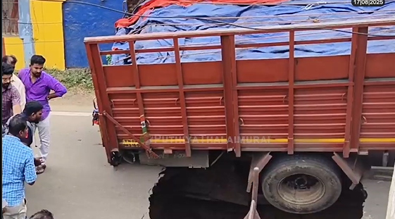 ஷாக்.. “திடீரென அம்பத்தூரில் உருவான ராட்சத பள்ளம்”… பைக் விழுந்தது, லாரி அந்தரத்தில் தொங்கியது… பதற்றம் கிளப்பிய காட்சி..!!!