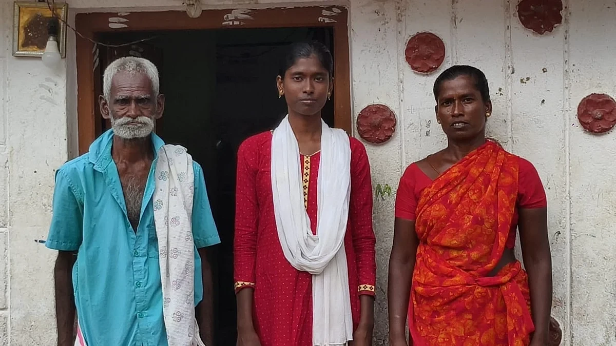 கனவு நனவாகிய தருணம்…! “விறகு வெட்டி மகளை படிக்க வைத்த தாய்…” நீட் தேர்வு எழுதி எம்பிபிஎஸ் படிக்க தேர்வான மாணவி…. குவியும் பாராட்டுகள்…!!