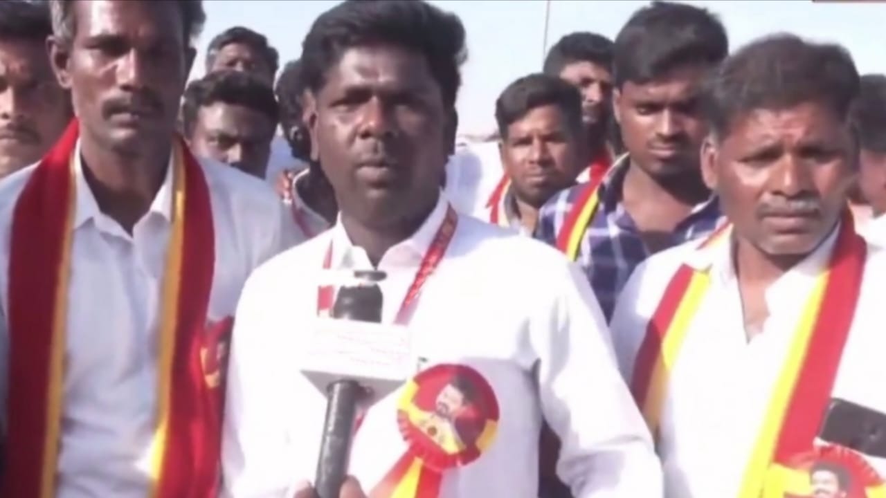 “உழைத்து உச்சத்தை அடைந்தவர் எங்கள் தளபதி”.. சீமானை மாதிரி பொய் பேசி பெண்களை ஏமாற்றி எங்கள் தலைவர் முன்னுக்கு வரல… போட்டு தாக்கிய நிர்வாகி‌.‌. பரபரப்பு பேட்டி..!!!