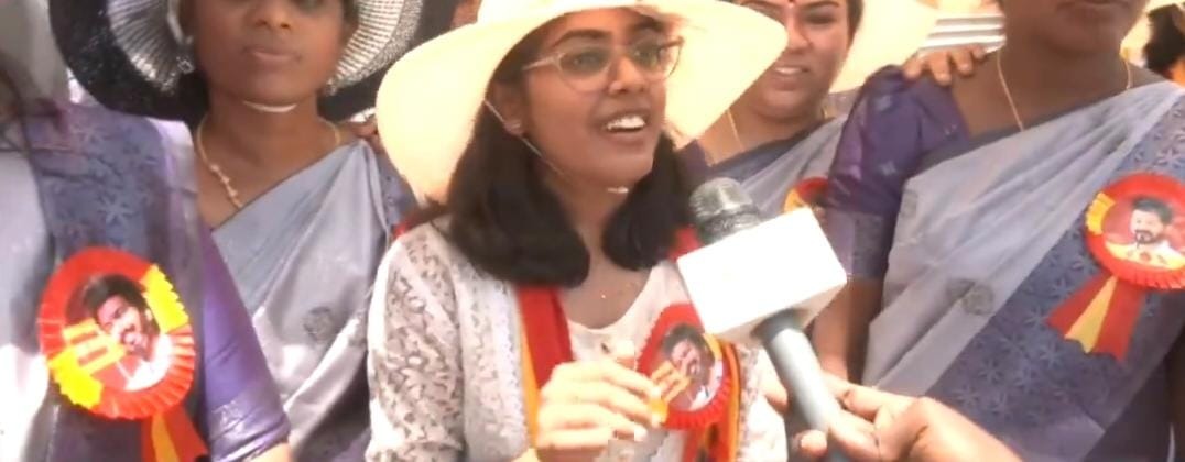 நாங்க அணில் குஞ்சுகள் கிடையாது..! அக்னி குஞ்சுகள்.. சீமானின் விமர்சனத்திற்கு அதிரடியாக பதில் கொடுத்த தவெக பெண்கள்… வைரலாகும் வீடியோ…!!