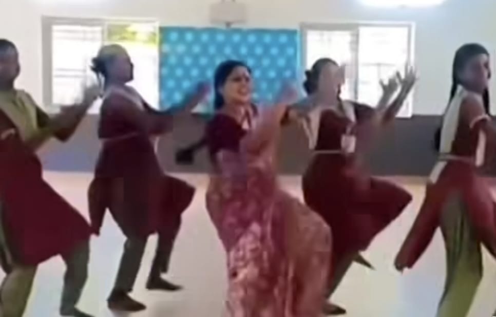 டீச்சர்… “வேற மாறி வேற மாறி” மோனிக்கா பாடலுக்கு அசத்தல் நடனம்… வைரலாகும் வீடியோ…!!