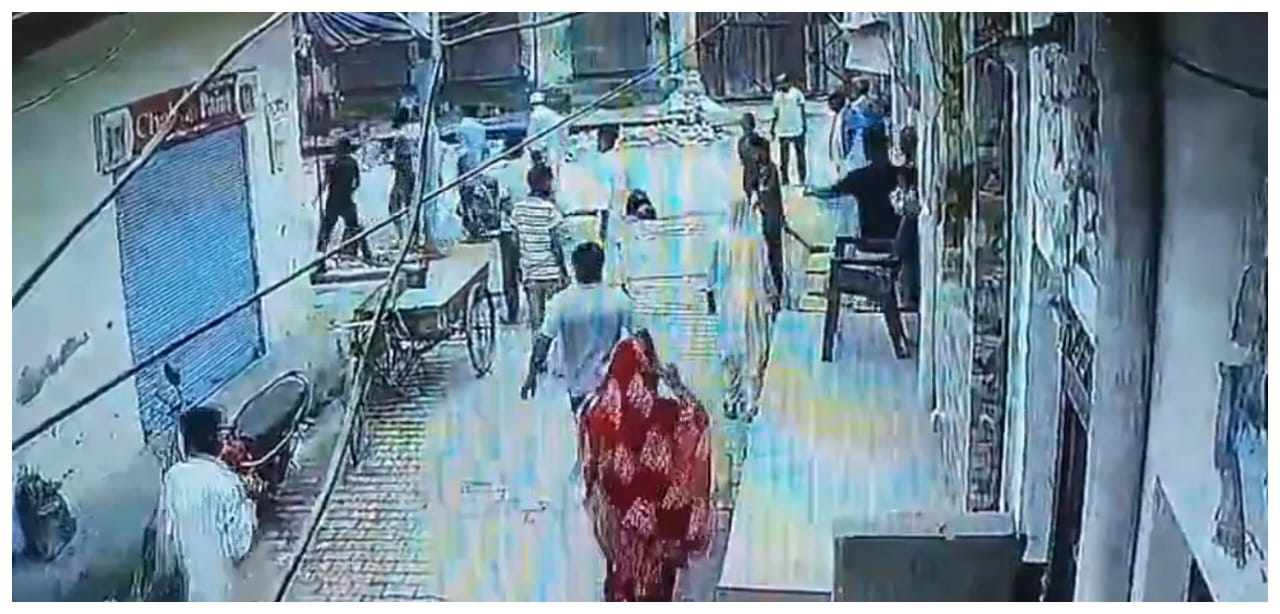 பட்டப்பகலில் அதுவும் நடுரோட்டில் நடந்த துப்பாக்கிச் சூடு… மகளை பள்ளியில் விட்டுவிட்டு வீடு திரும்பிய 29 வயது வாலிபரை கொன்ற மர்ம நபர்கள்… வைரலாகும் அதிர்ச்சி வீடியோ…!!