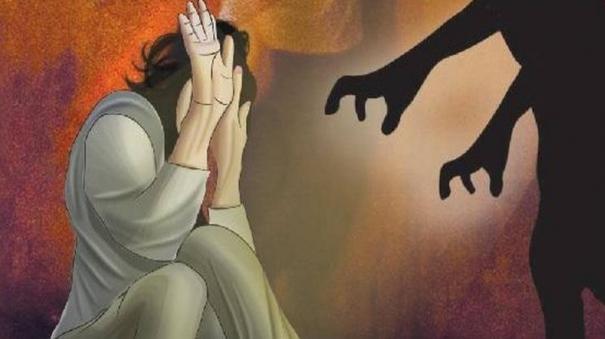 “13 வயது சிறுமியை ஆள் நடமாட்டம் இல்லாத இடத்திற்கு”… 19 வயது கார் டிரைவர் செய்த அசிங்கம்.. அலறி அடித்து ஓடி பெற்றோரிடம் கதறிய மாணவி… பரபரப்பு சம்பவம்..!!