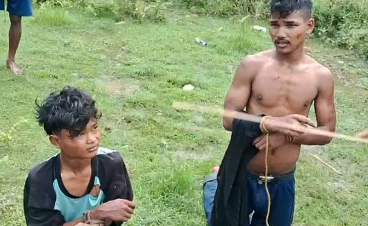 திருடியதாக சந்தேகித்து 2 இளைஞர்களின் மீது தாக்குதல்… மக்கள் வெறிச்செயல்… முதல்வர் கடும் கண்டனம்… அசாமில் ஏற்பட்ட பரபரப்பு..!!