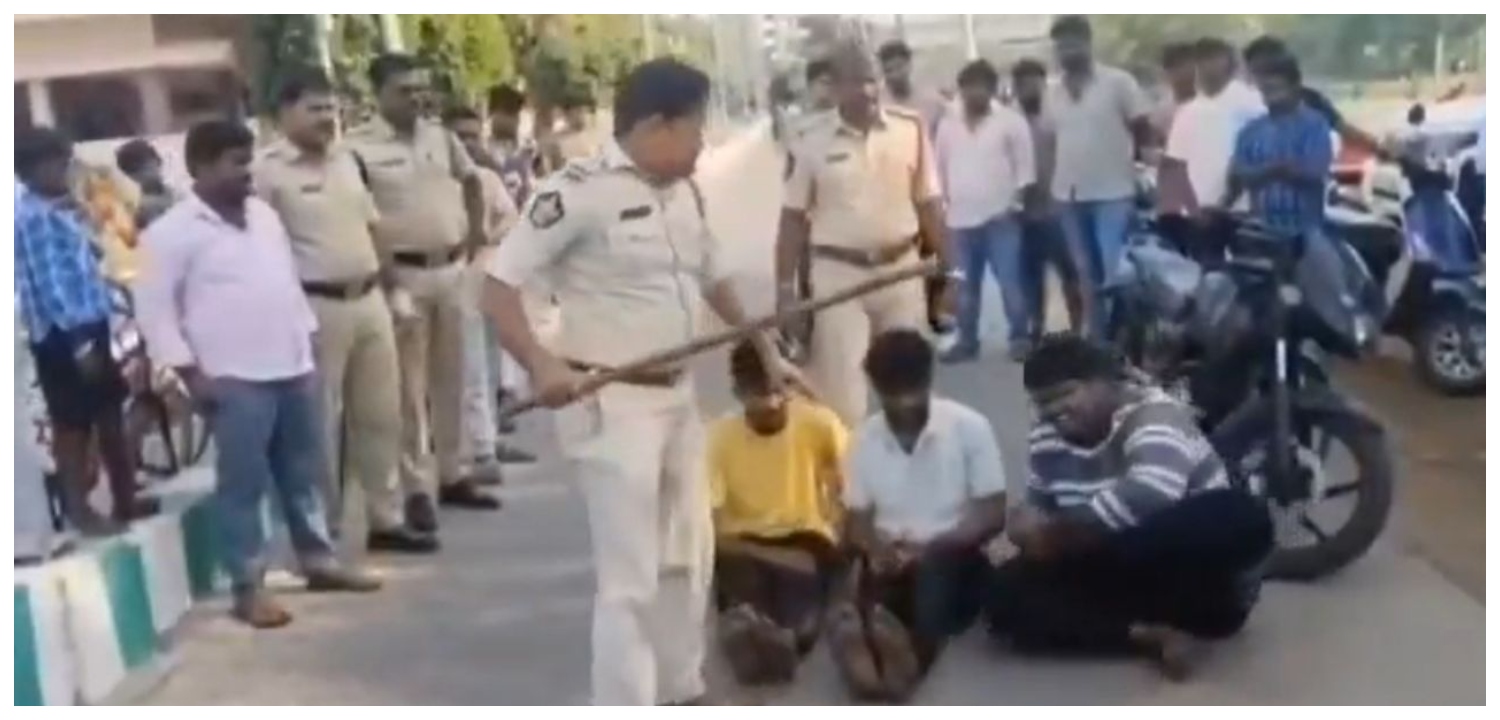 “இனிமேல் கெத்து காட்டுவீங்க”..? பைக்கில் ஸ்டண்ட் செய்த வாலிபர்கள்… நடு ரோட்டில் வைத்து பாடம் புகட்டிய போலீஸ்… இனிமேல் அந்த எண்ணமே வராது… இப்படி ஒரு டிரீட்மென்ட்… வீடியோ வைரல்..!!