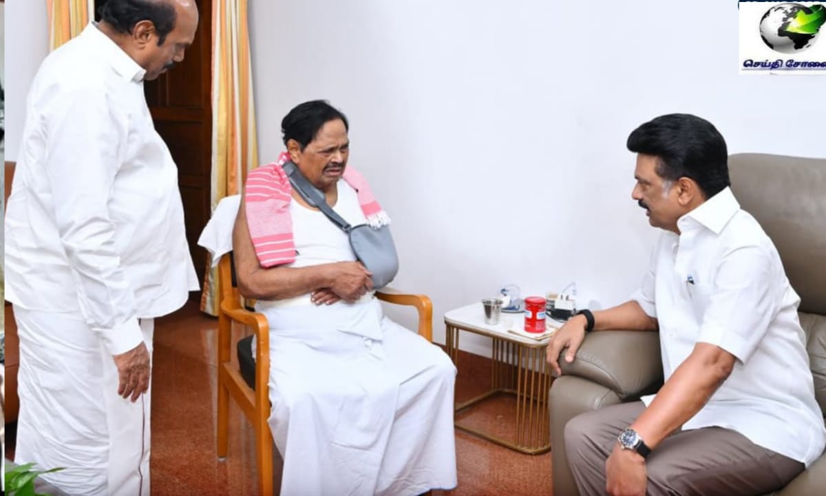 FLASH: திமுக அமைச்சர் துரைமுருகனுக்கு  என்னாச்சு…? “கையில் கட்டுடன்” நேரில் சந்தித்து நலம் விசாரித்த முதல்வர் ஸ்டாலின்..  அதிர்ச்சியில் தொண்டர்கள்….!!