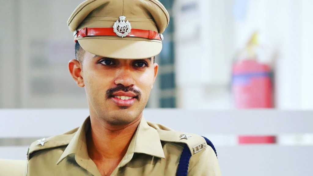 வறுமை முதல் ஐபிஎஸ் அதிகாரி வரை… கடுமையான முயற்சி… UPSC தேர்வில் 570 வது இடம் பிடித்து 22 வயதில் சாதித்து காட்டிய இளைஞர்…!!!