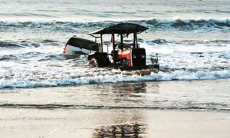 “2 இளம் பெண்கள்”… போதையில் கடற்கரையில் வாலிபர்களின் சாகச அட்ராசிட்டி… கடலில் சிக்கிய சொகுசு கார்… டிராக்டர் மூலம் மீட்பு.. வீடியோ வெளியாகி அதிர்ச்சி..!!