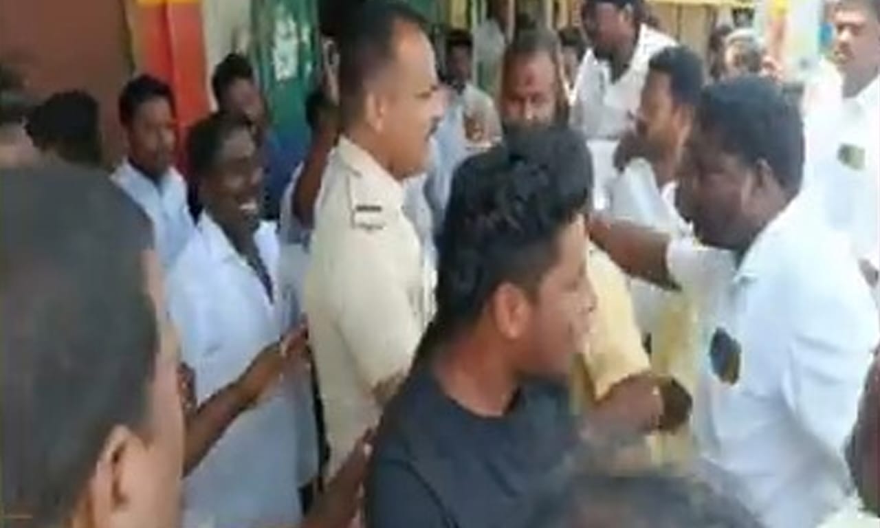 பாமகவில் அடுத்த அதிர்ச்சி…! “கட்சி அலுவலகத்திற்கு பூட்டு போட்ட ராமதாஸ் டீம்”… மல்லுக்கட்டிய அன்புமணி ஆதரவாளர்கள்… பரபரப்பு சம்பவம்…!!!