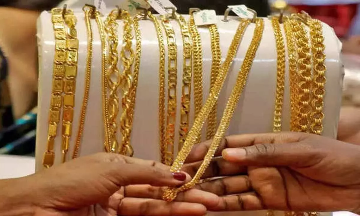 Breaking: காலையிலேயே ஷாக் நியூஸ்…! ஜெட் வேகத்தில் உயர்ந்து…  83,000  நெருங்கிய தங்கம் விலை… ஒரே நாளில் சவரனுக்கு ரூ‌.560 உயர்வு… ஒரு சவரன் ரூ.82,880 க்கு விற்பனை…!!!
