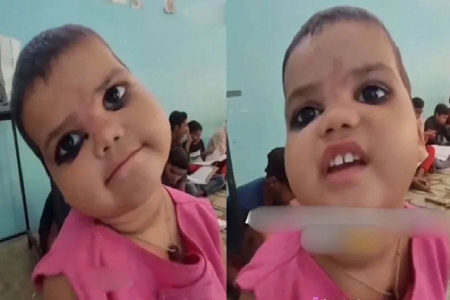 எதுக்கு ஹோம் ஒர்க் செய்யல..? “எனக்கு கை ரொம்ப வலிக்குது”… டியூஷன் ஆசிரியரிடம் க்யூட்டாக பதில் சொன்ன சிறுமி… அந்த ரியாக்ஷன் தான் ஹைலைட்.. வைரலாகும் வீடியோ..!!!