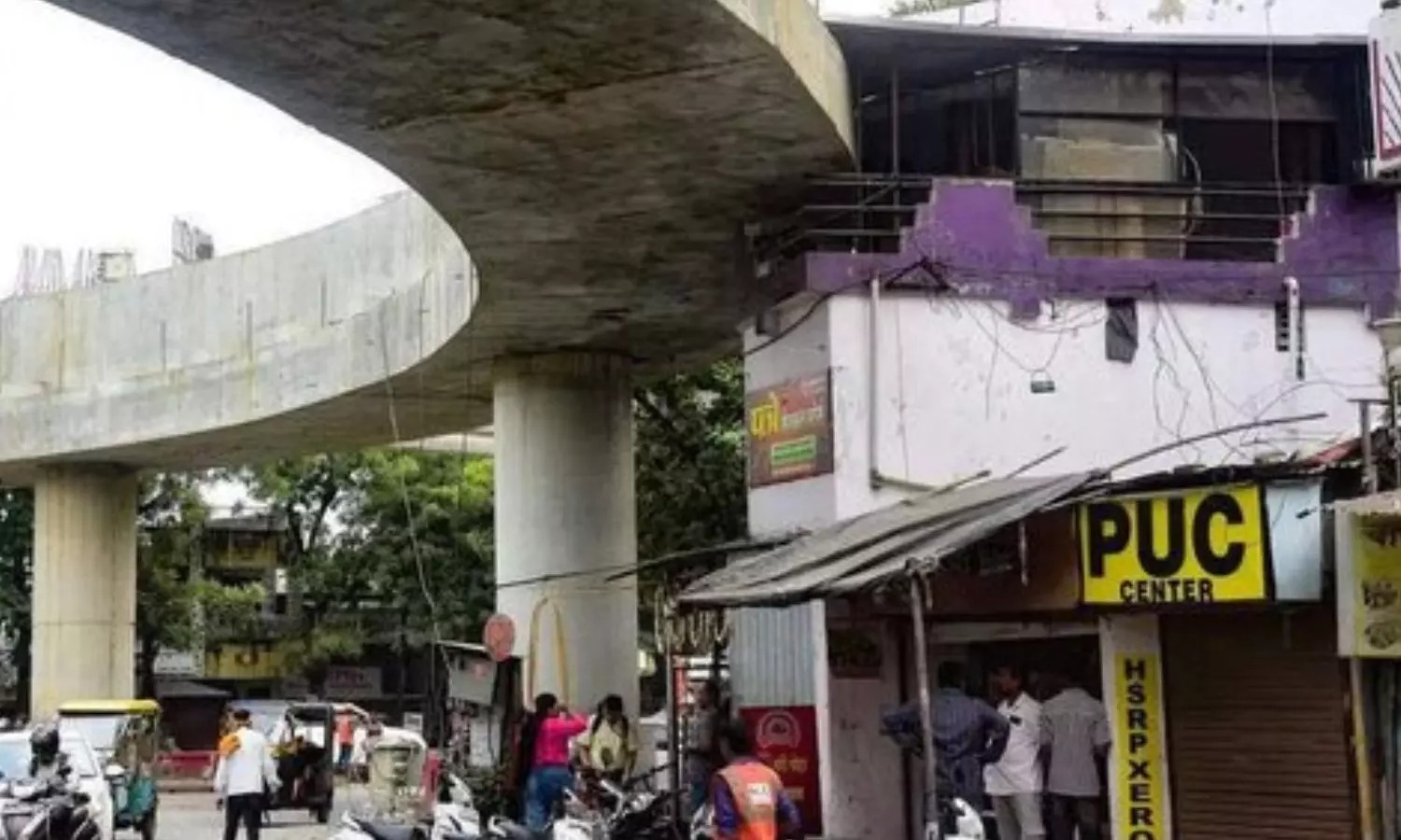 பயங்கர புத்திசாலியா இருப்பாங்க போல…! “வீட்டின் பால்கனி வழியாக நுழைந்து சொல்லும் மேம்பாலம்”… அதுக்கு சொன்ன காரணம் தான் ஹைலைட்… வீடியோ வைரல்..!!!