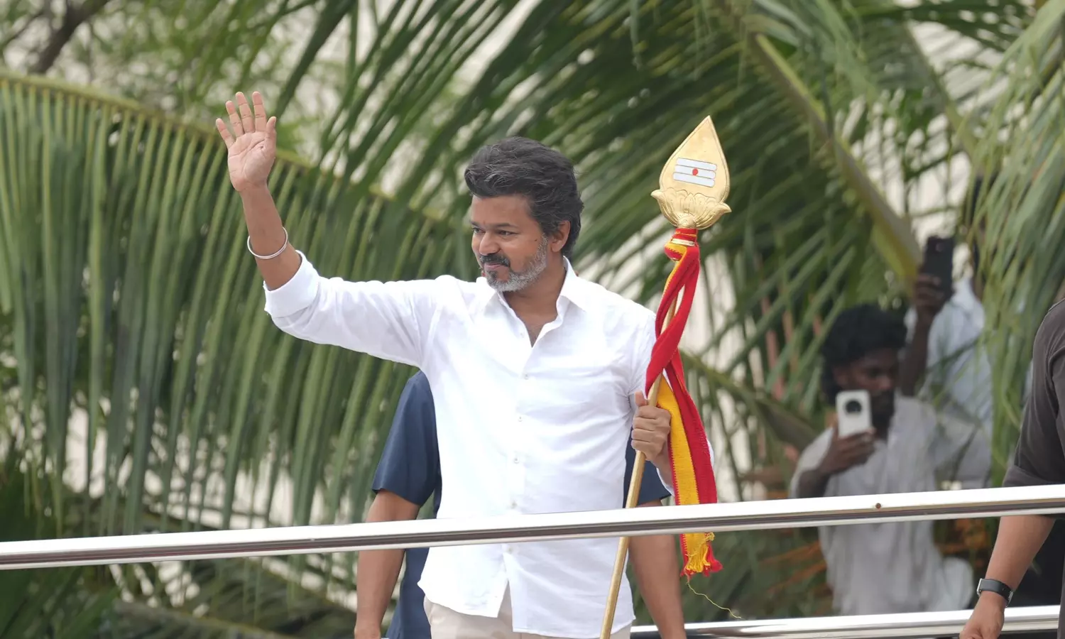 “திருச்சியை தொடர்ந்து நாகையிலும் அதே பரிசு”… ஆள் உயர வேலை பரிசாக கொடுத்த தொண்டர்… தூக்கிப்பிடித்த நடிகர் விஜய்… ஆரவாரம் செய்த தவெகவினர்..!!!