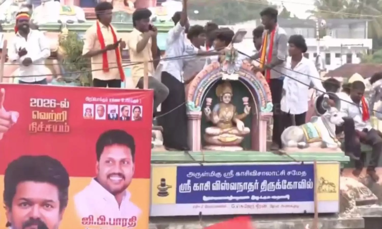 விஜய் அவ்வளவு சொல்லியும் கேட்கல…! திருவாரூரில் பிரச்சாரத்தின் போது கோவில் கோபுரத்தில் ஏறிய தவெக தொண்டர்களால் பரபரப்பு…!!!