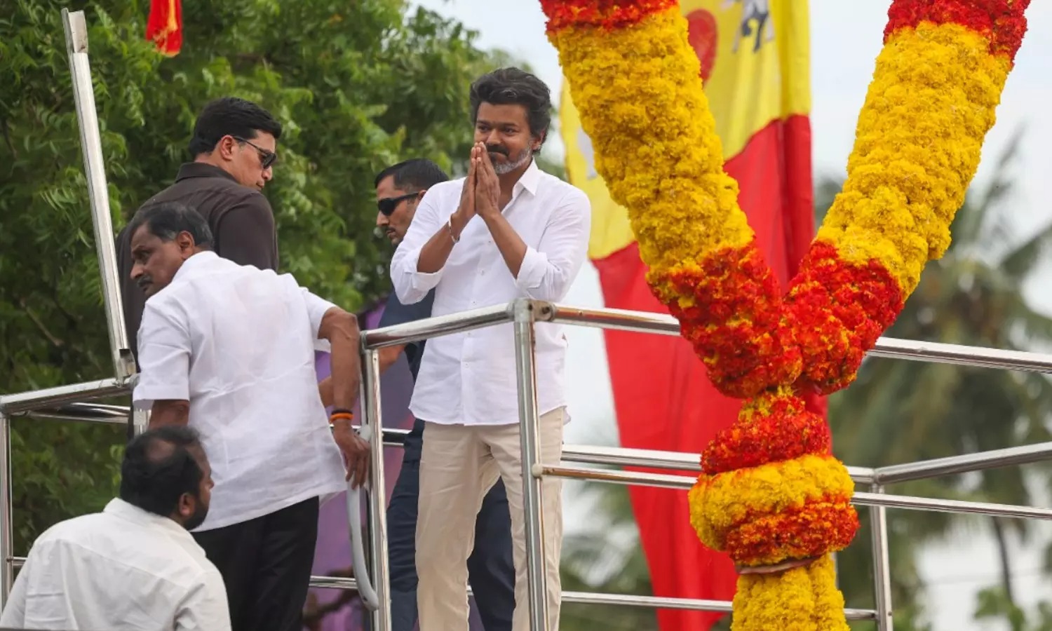 திருவாரூர் தேரை இயக்கியது நான்தான் என பெருமை பேசும் தந்தை…! கட்டையை போட்டு தமிழ்நாட்டு தேரை ஓட விடாமல் தடுத்த மகன்… ஒரே நேரத்தில் CM, DyCM-ஐ அட்டாக் செய்த விஜய்..!!