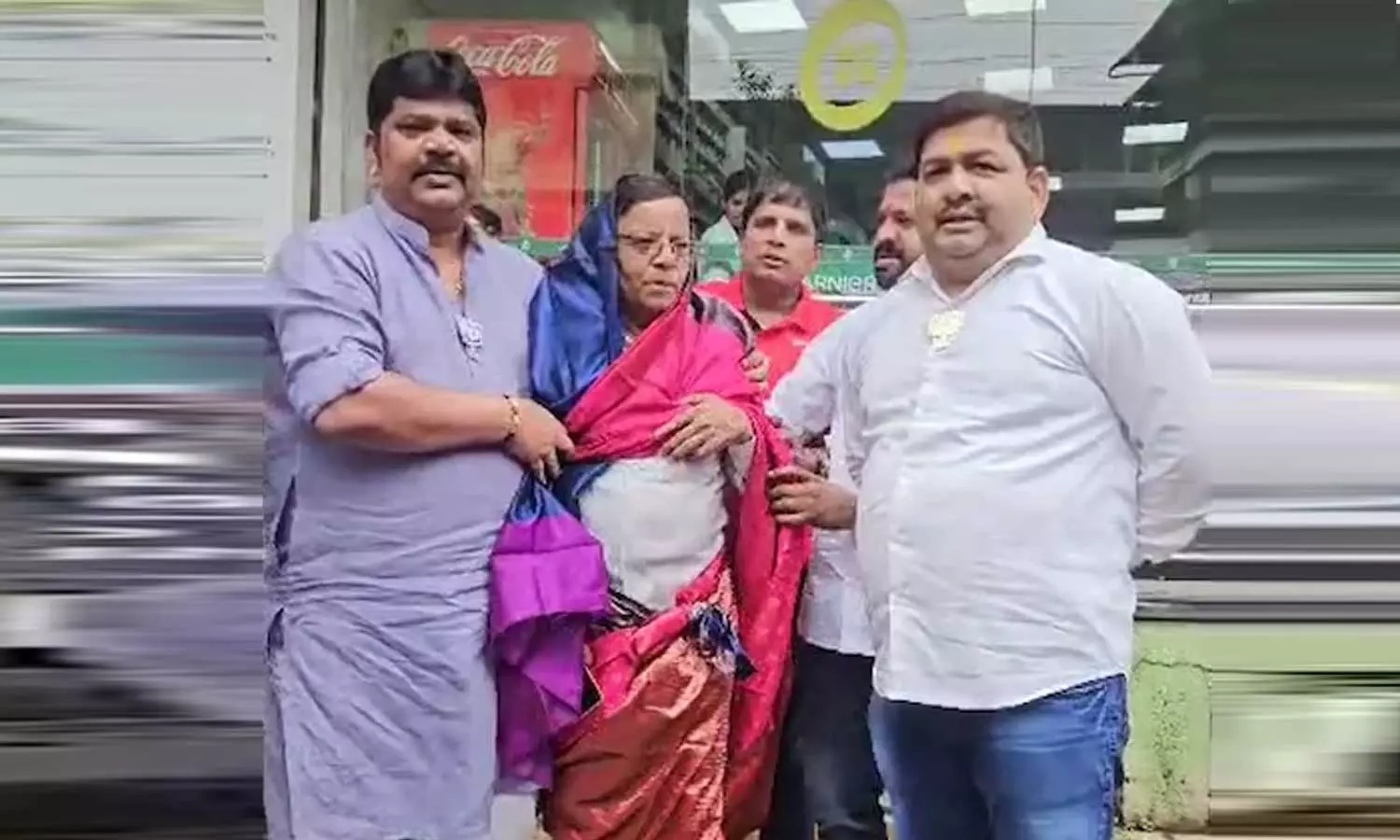 பிரதமர் மோடியை இழிவுபடுத்தியதை ஏற்க முடியாது..! “பேஸ்புக்கில் போஸ்ட் போட்ட காங்கிரஸ் தலைவருக்கு சேலை கட்டிய பாஜக தொண்டர்கள்”…. வீடியோ வெளியாகி பரபரப்பு..!!