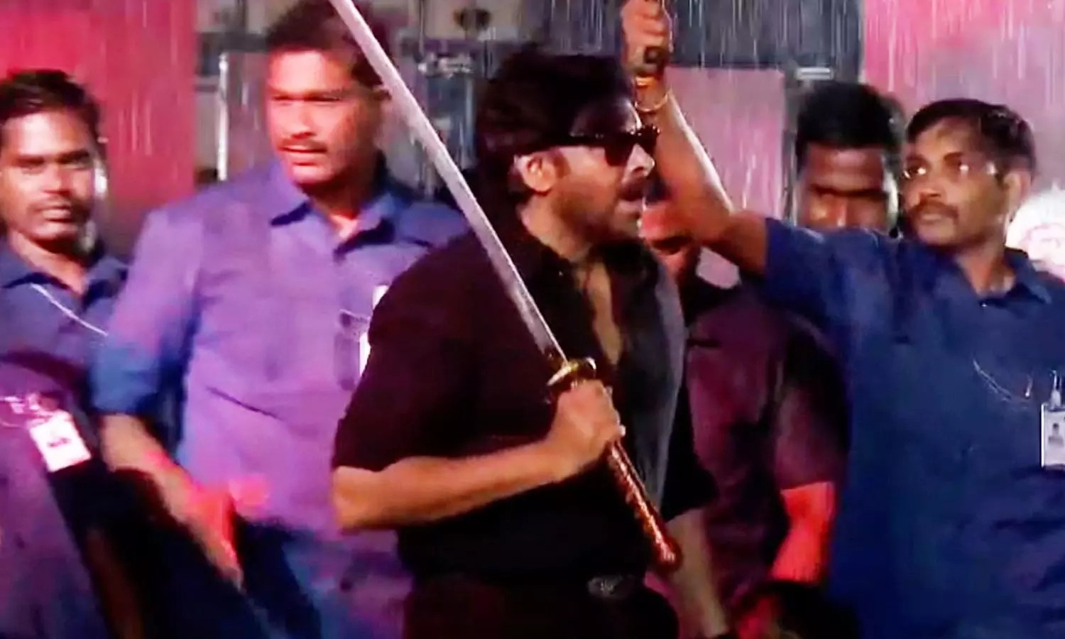“ரசிகர்களை உற்சாகப்படுத்த வாளை சுழற்றிய நடிகர் பவன் கல்யாண்”… கண்ணிமைக்கும் நொடியில் உயிர் தப்பிய பாதுகாவலர்… வைரலாகும் அதிர்ச்சி வீடியோ…!!!