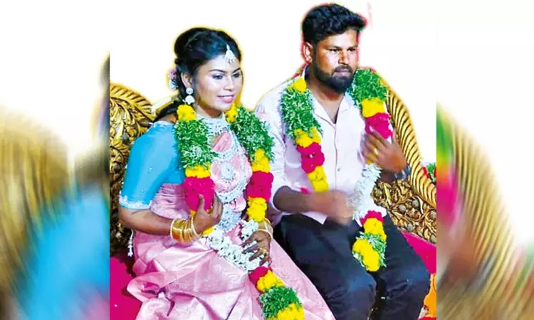 “திருமணமாகி 8 மாசம் தான் ஆகுது”… பைக்கில் சென்ற புதுமண ஜோடி… சாலையில் நடந்த பயங்கரம்… புதுப்பெண் பலி… உயிருக்கு போராடும் கணவன்… வேதனை சம்பவம்…!!!