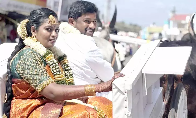 “நம்ம கலாச்சாரத்தை மறக்க முடியுமா”..? 5 கி.மீ தூரம் மாட்டு வண்டியில் திருமண ஊர்வலம்… பாரம்பரியம் மாறாத மணமக்கள்… நெகிழ்ச்சி சம்பவம்…!!!