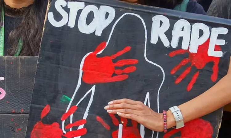 தனிமையில் இருந்த காதல் ஜோடி… வீடியோ எடுத்து பணம் கேட்டு மிரட்டிய கும்பல்… கொடுக்காததால் கல்லூரி மாணவியை கூட்டு பாலியல் பலாத்காரம்… அதிர்ச்சி சம்பவம்…!!!