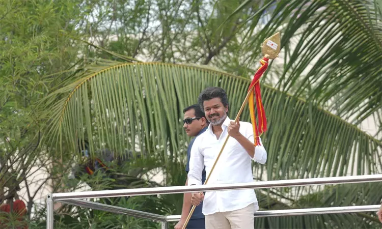 “10 நிமிஷம் தான் டைம்”… நான் பேசுறதே 3 நிமிஷம்தான்.. அதுலயும் கரண்ட் கட் வேற… பிரதமர் வரும்போது இப்படி செய்யுங்க பார்ப்போம்… பேஸ்மெண்ட் அதிரும்… விஜய் அதிரடி…!!!!