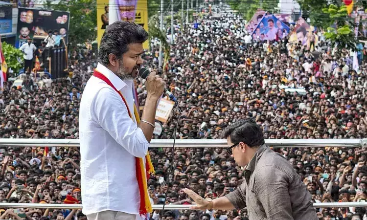 “வாக்குறுதி 456″… பேசும்போதே தடுமாறிய விஜய்… திமுக அரசு அந்த கோரிக்கையை நிறைவேற்றலையா..? புயைலை கிளப்பிய சம்பவத்தின் பரபரப்பு விளக்கம்…!!!